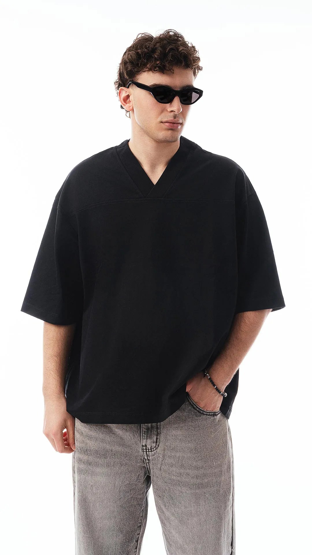 T-Shirt oversize unisex con scollo a V –  Colore nero – 100% cotone premium