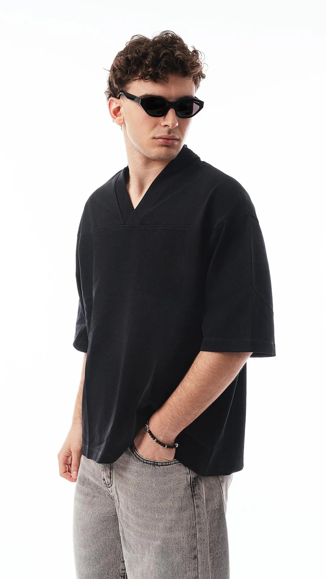 T-Shirt oversize unisex con scollo a V –  Colore nero – 100% cotone premium