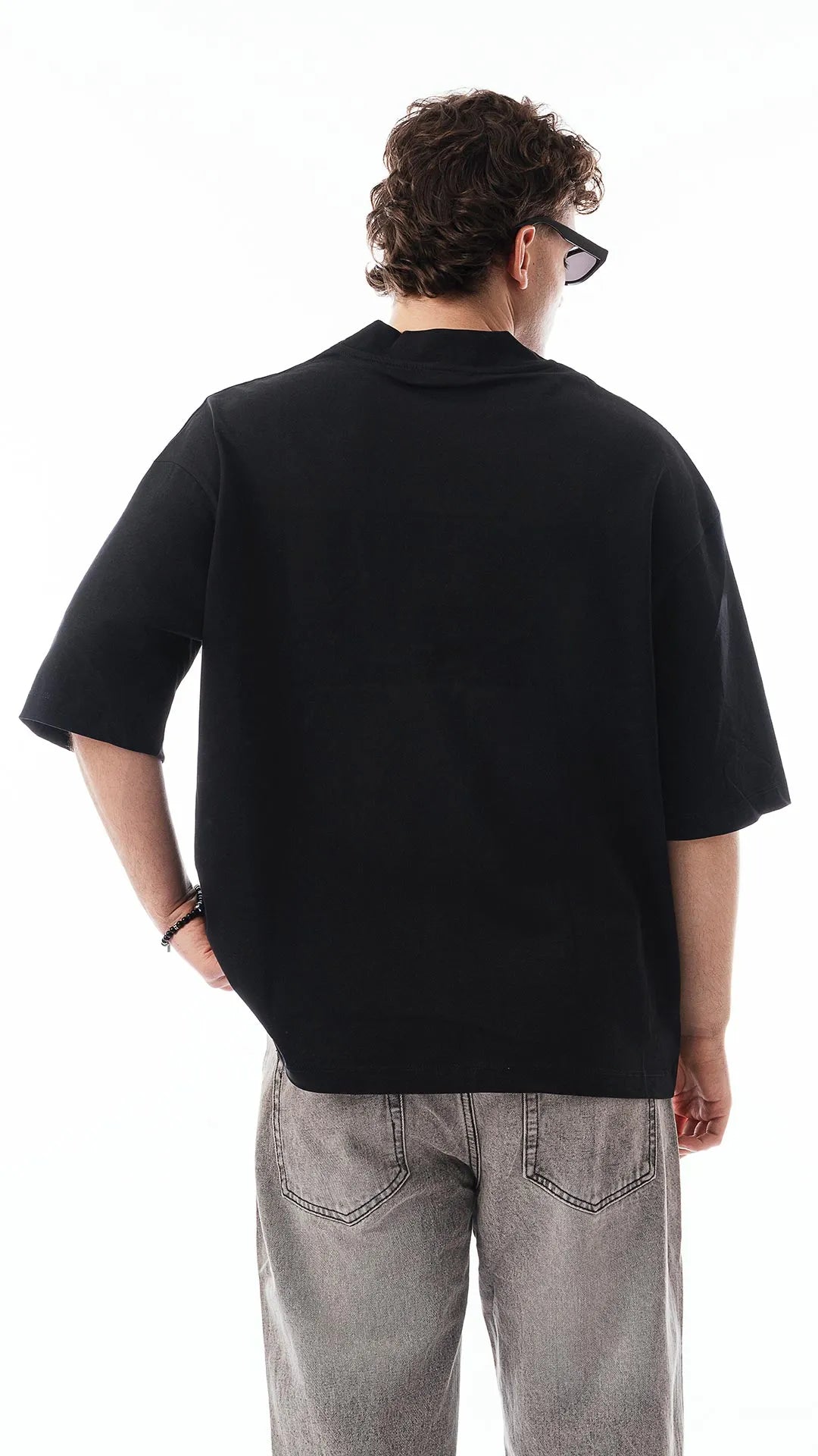 T-Shirt oversize unisex con scollo a V –  Colore nero – 100% cotone premium